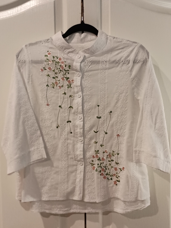 no name Tops - White Embroidered Floral Button-Up Blouse